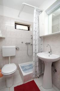 Ένα μπάνιο στο Seaside secluded apartments Cove Torac, Hvar - 581