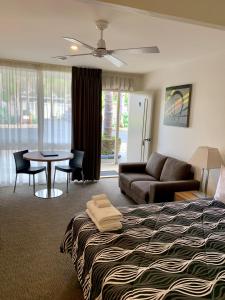 Postel nebo postele na pokoji v ubytování Seahorse Motel Cowes