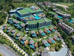 パトンビーチにあるCrest Resort & Pool Villas - SHA Extra Plusのリゾートの空中を望む