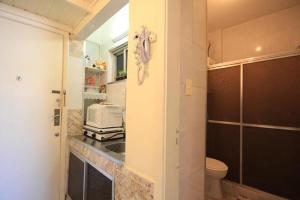 ein kleines Bad mit einem Waschbecken und einem WC in der Unterkunft Apartamento Copacabana 229 in Rio de Janeiro
