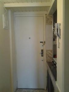 eine weiße Tür in einem Zimmer mit einer Küche in der Unterkunft Apartamento Copacabana 229 in Rio de Janeiro