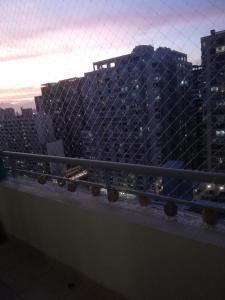 einen Balkon mit Blick auf die Skyline der Stadt in der Unterkunft Haumaru Alojamiento habitación privada in Santiago