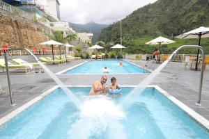 Swimmingpoolen hos eller tæt på Bhotekoshi Heli Resort