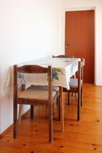 a dining room table with a table and chairs at Apartment Viganj 633b in Viganj