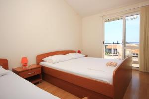 1 dormitorio con 2 camas y ventana grande en Apartments with a parking space Orebic, Peljesac - 638, en Orebić