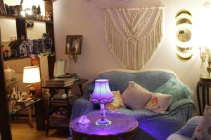 una lámpara púrpura sentada sobre una mesa en una sala de estar en budabu en Sighnaghi