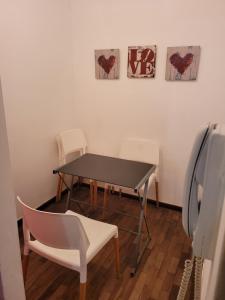 uma sala de jantar com uma mesa e duas cadeiras em Departamento Calle San Martin ( Microcentro) em San Miguel de Tucumán