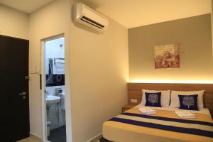 Postel nebo postele na pokoji v ubytování Lavana Hotel Batu Caves