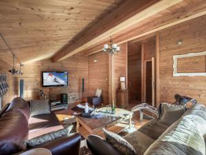 a living room with a couch and a tv at Chalet Saint-Martin-de-Belleville, 4 pièces, 8 personnes - FR-1-570-17 in Saint-Marcel