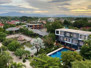 een luchtzicht op een resort met een zwembad bij Midtown Sukhothai in Sukhothai