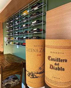 due botti di vino sedute accanto a un portabottiglie di Apartamento temático luxo Mundo do Vinho! a Bento Gonçalves
