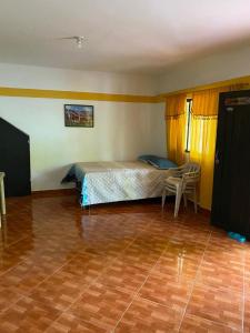 - une chambre avec un lit, une table et des chaises dans l'établissement Finca del profe, à Santa Fe de Antioquia