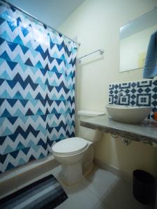 łazienka z toaletą i umywalką w obiekcie Casa Inti Guesthouse & Lodge w mieście Managua