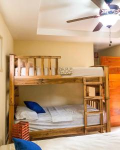 Casa Inti Guesthouse & Lodge في ماناغوا: سريرين بطابقين في غرفة مع سقف