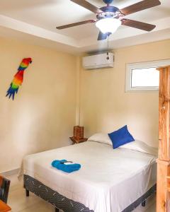 a bedroom with a bed with a ceiling fan at Casa Inti Guesthouse & Lodge in Managua