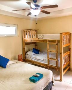 2 stapelbedden in een kamer met een plafondventilator bij Casa Inti Guesthouse & Lodge in Managua
