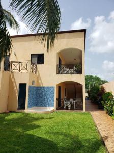 Cette grande maison dispose d'un balcon et d'une cour. dans l'établissement Coral Island Suites Cozumel, à Cozumel