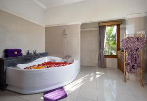 Postel nebo postele na pokoji v ubytování Desa Swan Villas & SPA, Keramas