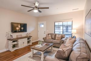 uma sala de estar com um sofá e uma mesa em South Montezuma Properties LLC em Prescott