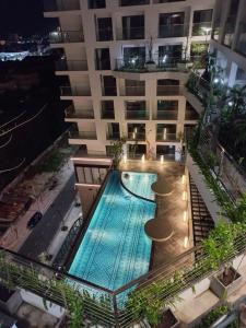 an overhead view of a swimming pool in a building at Apec 5 sao TP.Tuy Hòa - View biển và view hồ bơi in Ðông Tác (1)