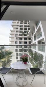 a table and chairs on a balcony with a building at Apec 5 sao TP.Tuy Hòa - View biển và view hồ bơi in Ðông Tác (1)