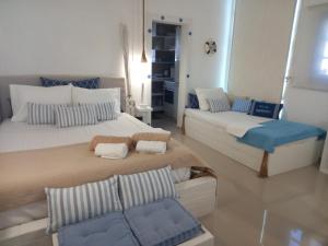 een slaapkamer met een groot bed en een bank bij Luxury loving home in Tolo