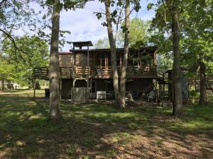 新伊比利亚La Maison du Bayou Petite Anse near Avery Island的树林中带环绕甲板的树屋