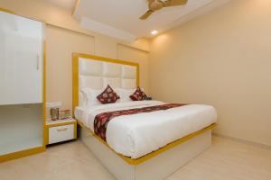 een slaapkamer met een groot bed in een kamer bij Royal Inn Near Versova Beach in Mumbai