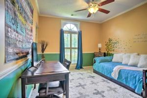 een slaapkamer met een bed, een bureau en een plafondventilator bij Comfortable and Pleasant 4 Bedroom Home in Memphis