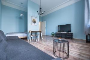 a living room with a couch and a table at Apartamenty Piłsudskiego in Gliwice