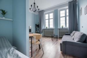 a living room with a couch and a table at Apartamenty Piłsudskiego in Gliwice