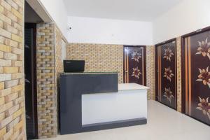 uma recepção num quarto com uma parede de tijolos em Flagship Jp Residency em Singapperumālkovil