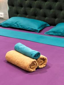 ein Handtuch liegt auf zwei Betten. in der Unterkunft 2-комнатная квартира в ЖК BirGroup in Aqtöbe