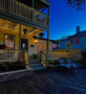 una casa con una terraza con luces. en Agustin Inn - Saint Augustine - Adults Only en Saint Augustine