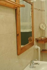 een badkamer met een spiegel en een wastafel bij Studio Errepì Loreto in Milaan
