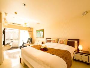 Un dormitorio con una cama grande con flores. en V Hotel (Adult Only) en Kobe