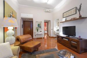 ein Wohnzimmer mit einem Flachbild-TV und einem Sofa in der Unterkunft Rome Guest House Saint Peter in Rom