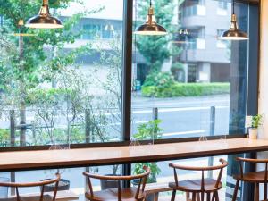 東京にあるアパホテル〈御茶ノ水駅北〉の大きな窓の前にテーブルと椅子