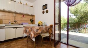 cocina con mesa y ventana grande en Apartments by the sea Prozurska Luka, Mljet - 617 en Maranovići