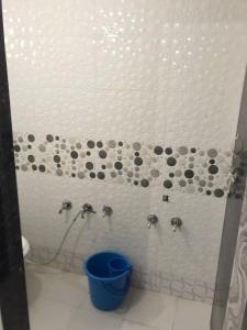 a bathroom with black and gray dots on the wall at SARDAR HOME STAY in Garudeshwar +27 photos