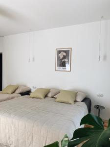 Ein Bett oder Betten in einem Zimmer der Unterkunft powiew - b&b pensjonat noclegi Świnoujście - Unterkunft Swinemünde - guesthouse tennis garden breakfast at baltic sea