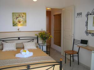 Giường trong phòng chung tại Neapoli Rooms