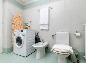 ein Badezimmer mit einer Waschmaschine und einem Waschbecken in der Unterkunft Πλήρως ανακαινισμένη μονοκατοικία. in Chania