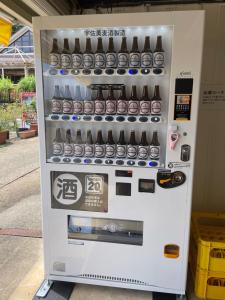 una máquina expendedora llena de botellas de cerveza en 無料温泉チケット付 Oyado-Ichigo-Nie お宿一期二笑 #IG1, en Ito