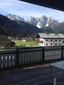 einen Balkon mit Blick auf die Bergkette in der Unterkunft Chalet Gamsjäger in Gosau