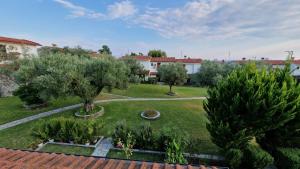 una vista aerea su un giardino con alberi e cespugli di Halkidiki Family House a Kalivia Poligirou