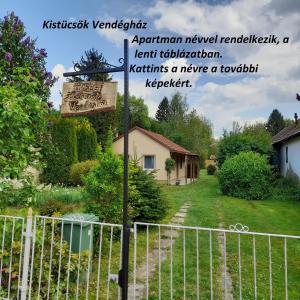 Hegyhátszentmárton的住宿－Őrségi Kastélydombi Kistücsök Vendégházak，栅栏前的街道标志