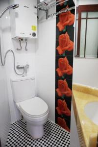 香港にあるNational Innのバスルーム(トイレ付)、壁にオレンジの花が咲くシンク