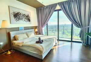 0813 Almas suites NETFLIX 100mbps By STAY في نوساجايا: غرفة نوم بسرير كبير مع نافذة كبيرة