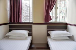 香港にあるNational Innの2ベッド 2窓付きの部屋